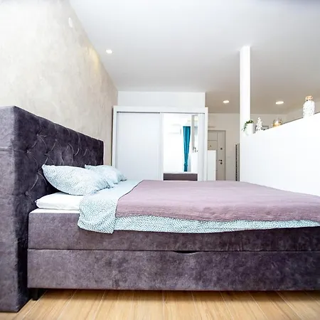 Newly Refurnished With Large Garden Apartment *